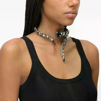 Ģeometriska sakaļķa daudzslāņu kaklarota ar rhinestone kulonu