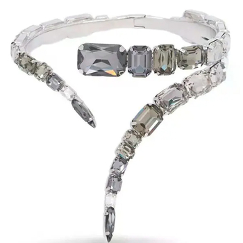 Ģeometriska sakaļķa daudzslāņu kaklarota ar rhinestone kulonu