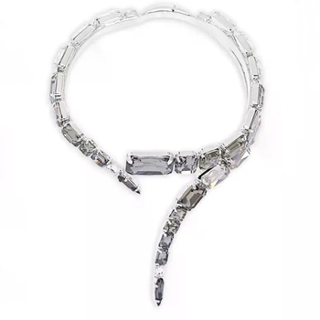 Ģeometriska sakaļķa daudzslāņu kaklarota ar rhinestone kulonu