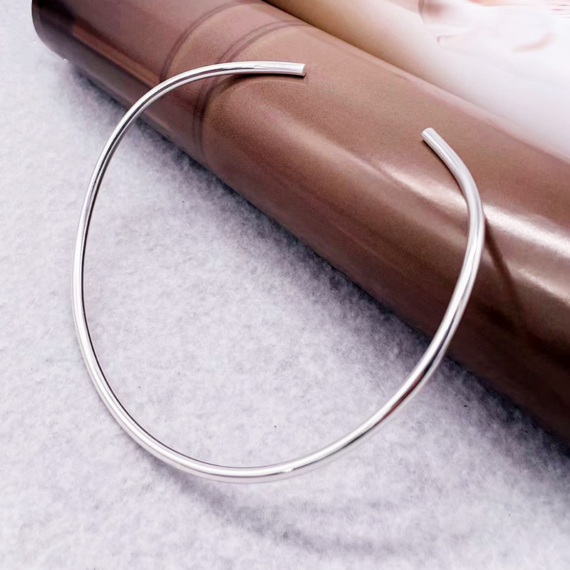 Ogrlica Yamamoto Silver S925 — geometrijski minimalistički dizajn, zakrivljeni okrugli tubični privjesak na maslinastoj ogrlici s perlicama
