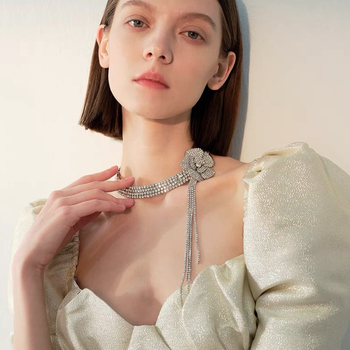 Colier din cupru cu pandantiv din rhinestones, lanț drept, design floral-geometric, greutate 300 g