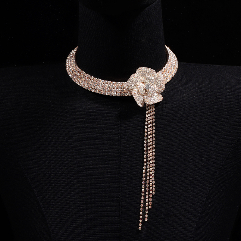 Colier din cupru cu pandantiv din rhinestones, lanț drept, design floral-geometric, greutate 300 g