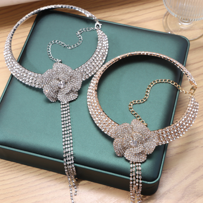 Colier din cupru cu pandantiv din rhinestones, lanț drept, design floral-geometric, greutate 300 g