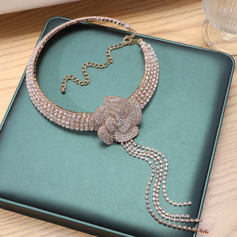 Colier din cupru cu pandantiv din rhinestones, lanț drept, design floral-geometric, greutate 300 g