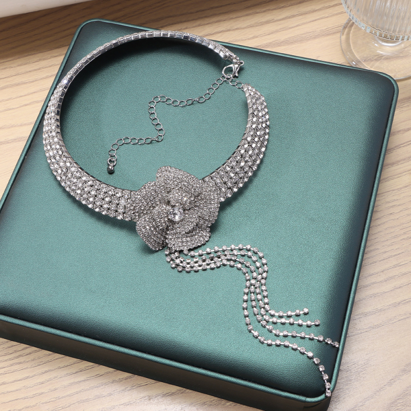 Colier din cupru cu pandantiv din rhinestones, lanț drept, design floral-geometric, greutate 300 g