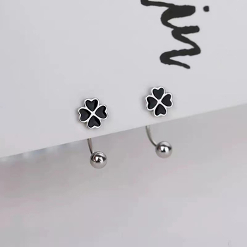 S999 tiszta ezüst négylevelű lóhere motívumú fülbevaló ezüst kapoccsal – könnyű luxus, uniszex, tavasz 2024