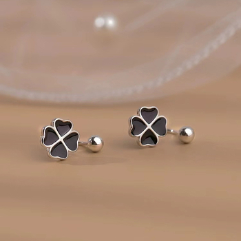 S999 tiszta ezüst négylevelű lóhere motívumú fülbevaló ezüst kapoccsal – könnyű luxus, uniszex, tavasz 2024