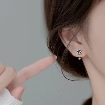 S999 tiszta ezüst négylevelű lóhere motívumú fülbevaló ezüst kapoccsal – könnyű luxus, uniszex, tavasz 2024