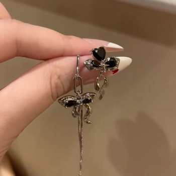 Cercei cu design asimetric de fluture din zirconiu, oțel titan, tijă ceramică