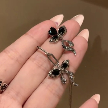 Cercei cu design asimetric de fluture din zirconiu, oțel titan, tijă ceramică