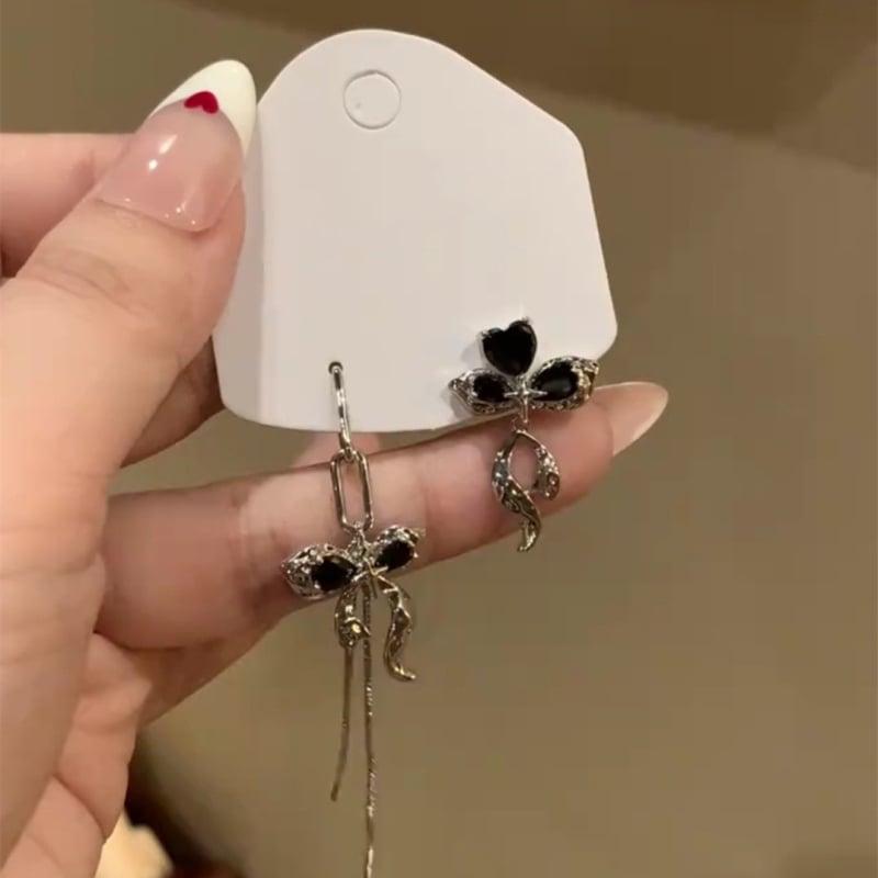 Cercei cu design asimetric de fluture din zirconiu, oțel titan, tijă ceramică