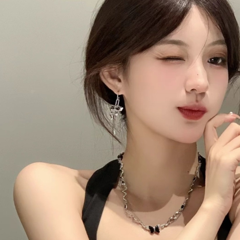 Cercei cu design asimetric de fluture din zirconiu, oțel titan, tijă ceramică