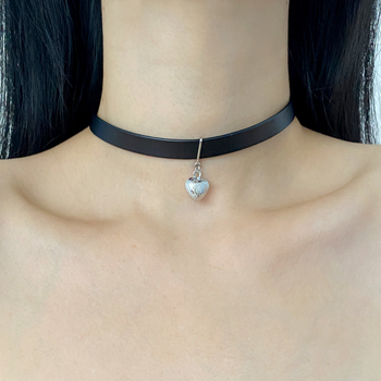 Bőr nyaklánc szerelmes medállal, ins stílusban, női ékszer (Anyag: Bőr; Stílus: Ins; Medál: Szerelmes; Kategória: Nyaklánc; Célcsoport: Nők)