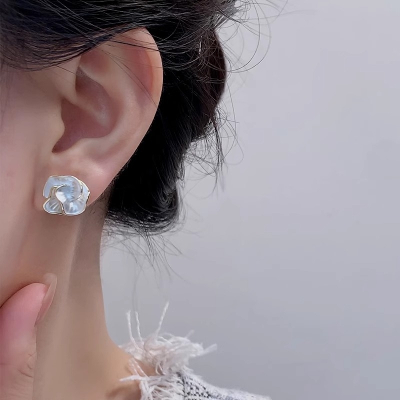 999 ezüst tűs fülbevaló – camellia virág design, minimalist stílus, nőknek, ősz 2024