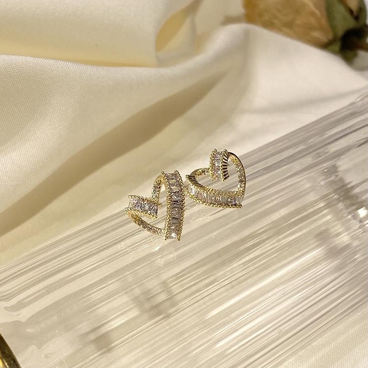 Cercei inimi pentru femei - mici și fine, cupru, placare electrolitică, design geometric, stil Japonez și Coreean, primăvara 2025