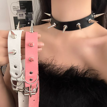 Gotik-punk choker s geometrijskim dizajnom od PU kože; detalji s sitnim šiljcima; INS stil; privjesak od legure; težina 35 g