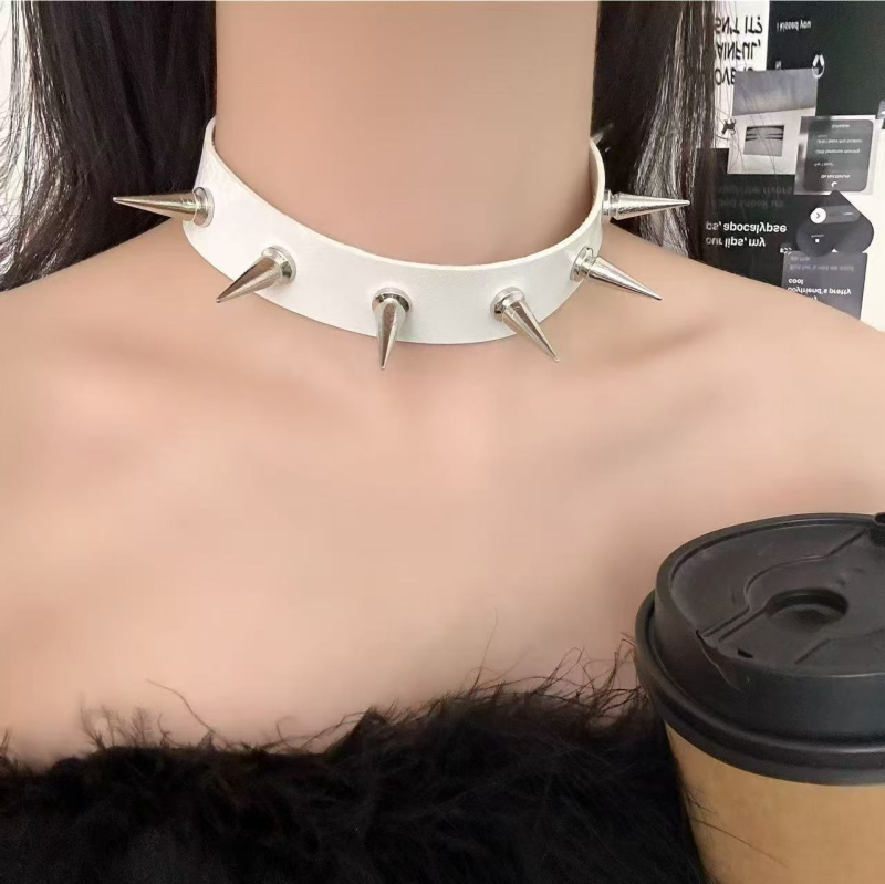 Gotik-punk choker s geometrijskim dizajnom od PU kože; detalji s sitnim šiljcima; INS stil; privjesak od legure; težina 35 g