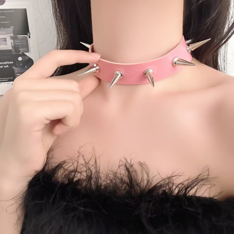 Gotik-punk choker s geometrijskim dizajnom od PU kože; detalji s sitnim šiljcima; INS stil; privjesak od legure; težina 35 g