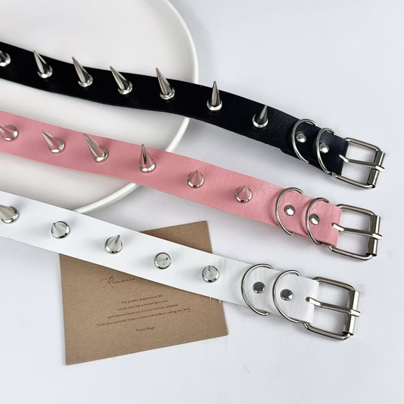 Gotik-punk choker s geometrijskim dizajnom od PU kože; detalji s sitnim šiljcima; INS stil; privjesak od legure; težina 35 g