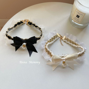 Háziállat-kiegészítő: macska nyakörv-sál csipkés masnival, egyszínű minta, műanyag anyag