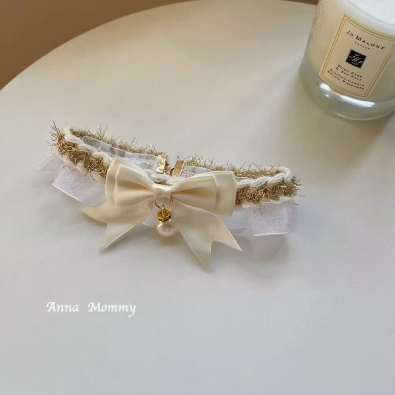 Háziállat-kiegészítő: macska nyakörv-sál csipkés masnival, egyszínű minta, műanyag anyag