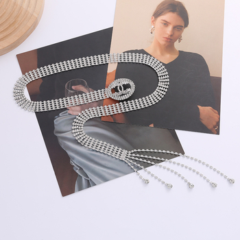 Női bőrszöv kristályos strasszokkal és deréklánccal