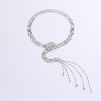 Női bőrszöv kristályos strasszokkal és deréklánccal