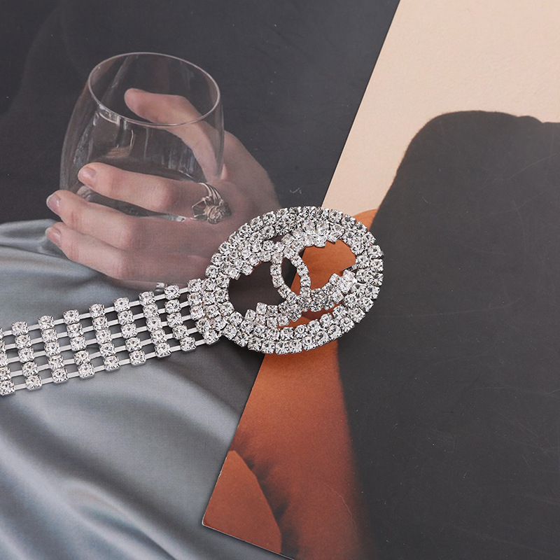 Női bőrszöv kristályos strasszokkal és deréklánccal