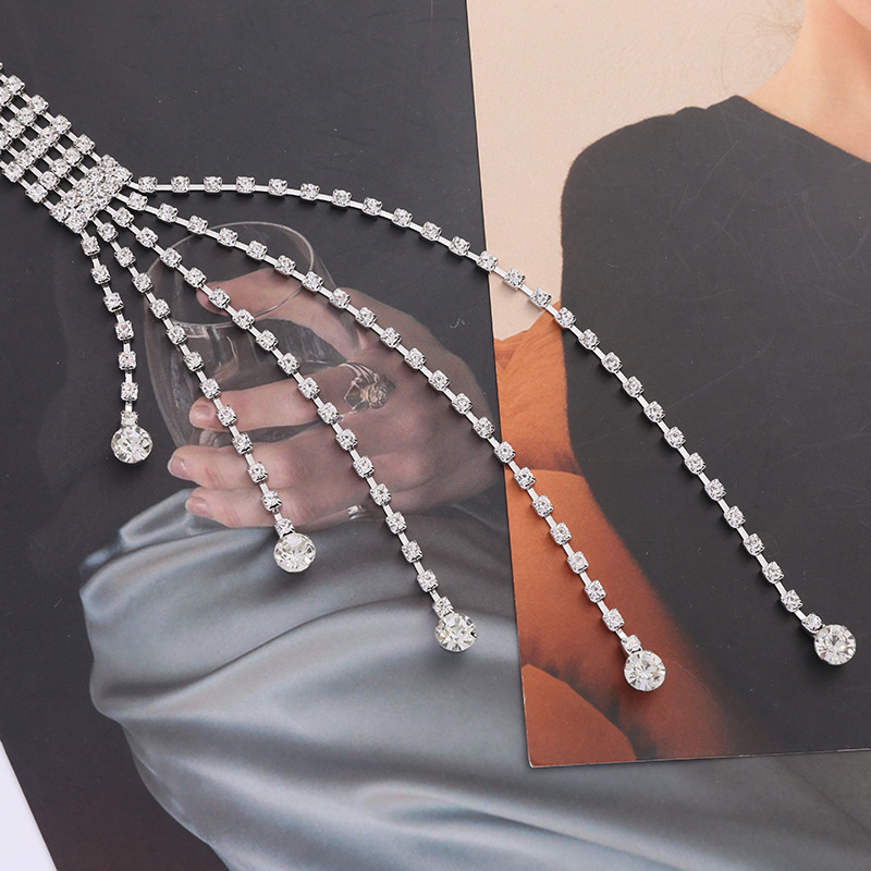 Női bőrszöv kristályos strasszokkal és deréklánccal