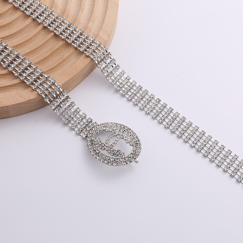 Női bőrszöv kristályos strasszokkal és deréklánccal