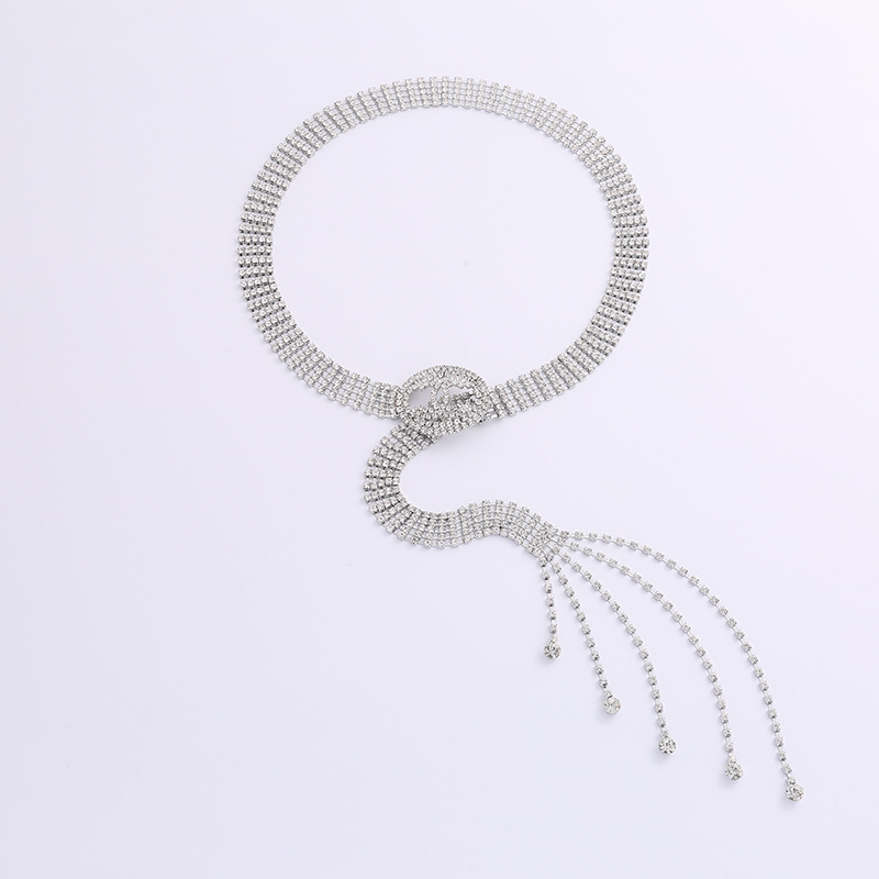 Női bőrszöv kristályos strasszokkal és deréklánccal