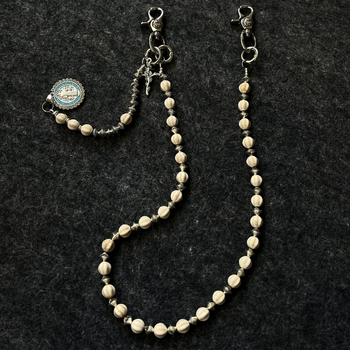 Pásová retiazka s krížovým príveskom a korálkami z borovicového kameňa — ručne vyrobená z kovu, unisex hip-hop štýl, model K2003