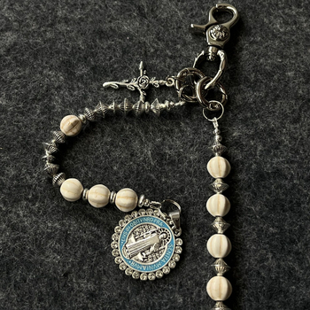 Pásová retiazka s krížovým príveskom a korálkami z borovicového kameňa — ručne vyrobená z kovu, unisex hip-hop štýl, model K2003