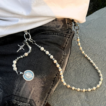 Pásová retiazka s krížovým príveskom a korálkami z borovicového kameňa — ručne vyrobená z kovu, unisex hip-hop štýl, model K2003