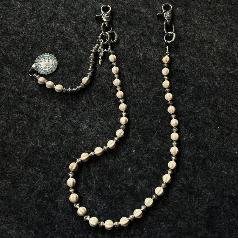 Pásová retiazka s krížovým príveskom a korálkami z borovicového kameňa — ručne vyrobená z kovu, unisex hip-hop štýl, model K2003
