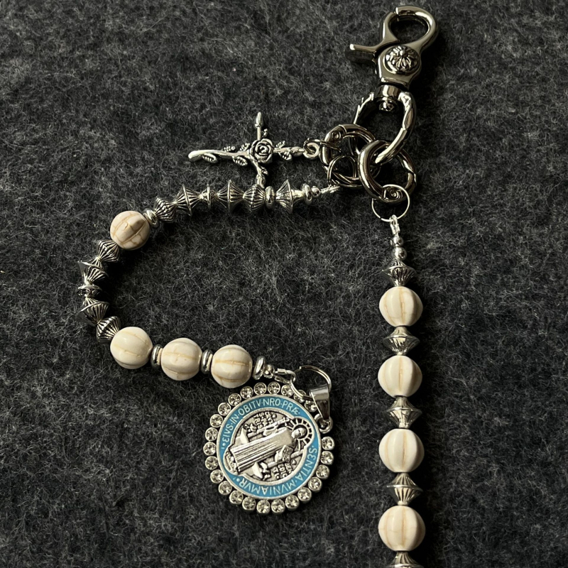 Pásová retiazka s krížovým príveskom a korálkami z borovicového kameňa — ručne vyrobená z kovu, unisex hip-hop štýl, model K2003