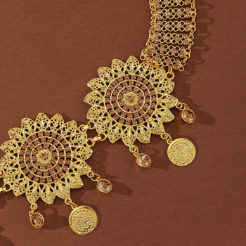 Pásový náhrdelník s motívmi slnečnice a margarétky, prívesok na mincu; materiál: zliatina; spracovanie: elektroplatina; štýl: originálny dizajn; tvar: ženský geometrický; výrobné číslo: St309