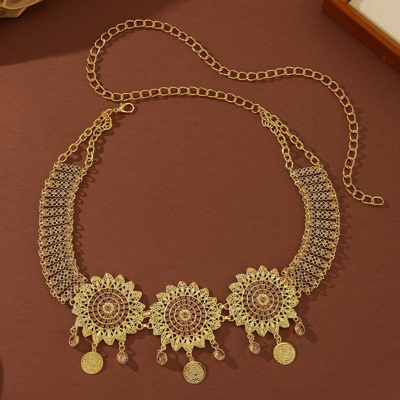 Pásový náhrdelník s motívmi slnečnice a margarétky, prívesok na mincu; materiál: zliatina; spracovanie: elektroplatina; štýl: originálny dizajn; tvar: ženský geometrický; výrobné číslo: St309