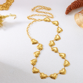 Pásová retiazka na pás so srdcovým motívom, zliatina, elektroplatované povrch, geometrický tvar.