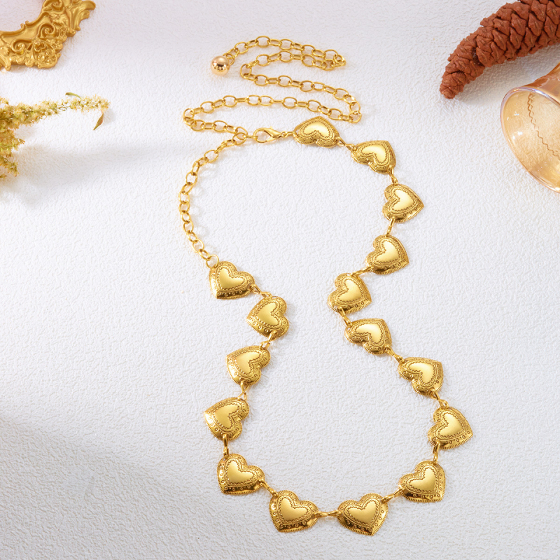 Pásová retiazka na pás so srdcovým motívom, zliatina, elektroplatované povrch, geometrický tvar.