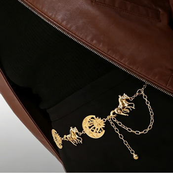 Csípőlánc fém, lovas fej dizájn, csillag–hold motívum – cinkötvözet, galván bevonat, sztár utcai stílus (S3950)