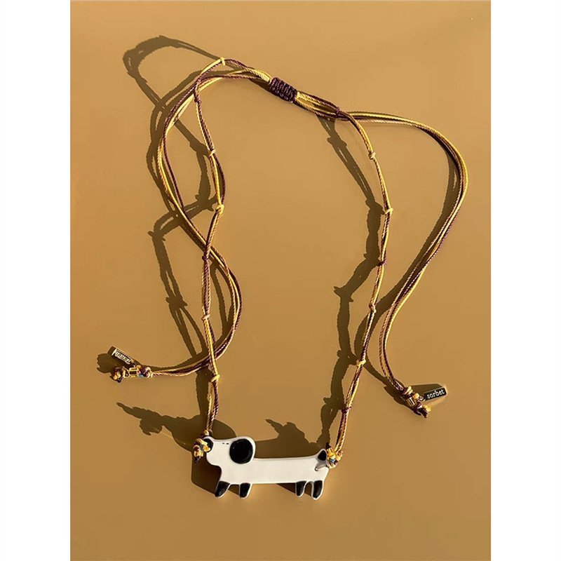 Kötött nyaklánc rajzfilm kutya motívummal, műgyöngyökkel, eredet: Jinhua, 2023 tavasz megjelenés