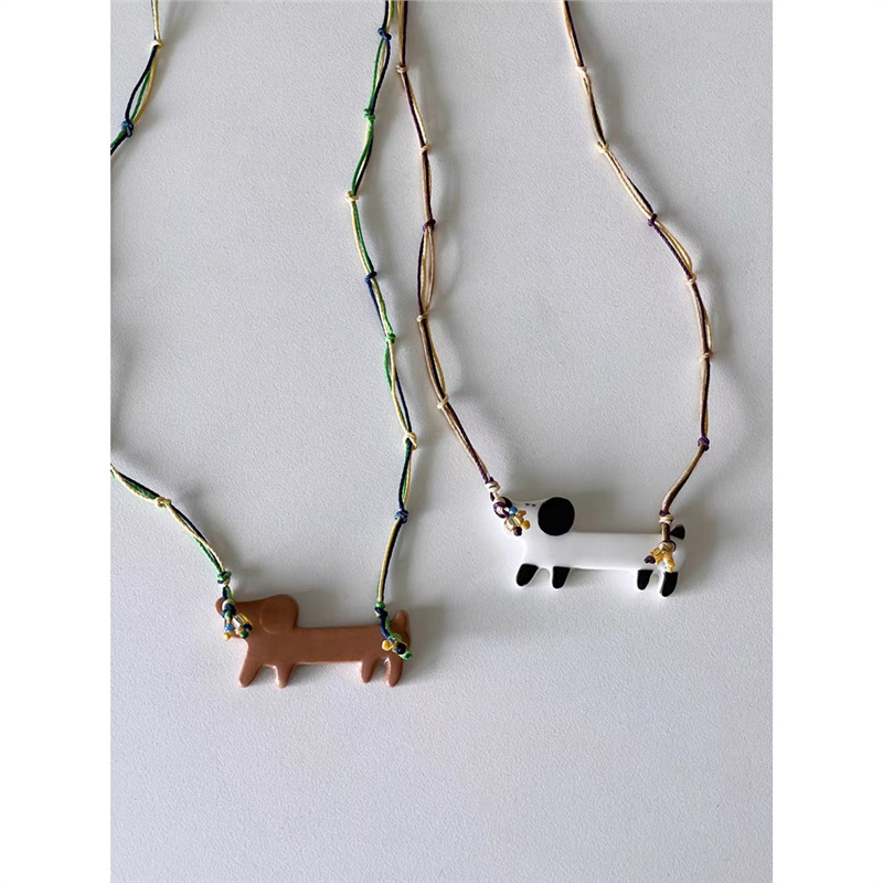 Kötött nyaklánc rajzfilm kutya motívummal, műgyöngyökkel, eredet: Jinhua, 2023 tavasz megjelenés