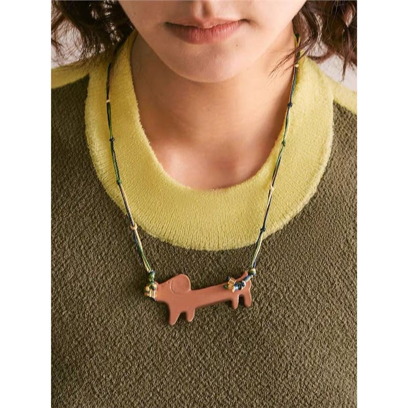 Kötött nyaklánc rajzfilm kutya motívummal, műgyöngyökkel, eredet: Jinhua, 2023 tavasz megjelenés