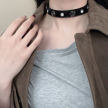 Choker náhrdelník s kvetinovým tvarom z PU, prívesok zliatiny, obvod 41–50 cm, hmotnosť 30–43 g