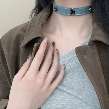 Choker náhrdelník s kvetinovým tvarom z PU, prívesok zliatiny, obvod 41–50 cm, hmotnosť 30–43 g