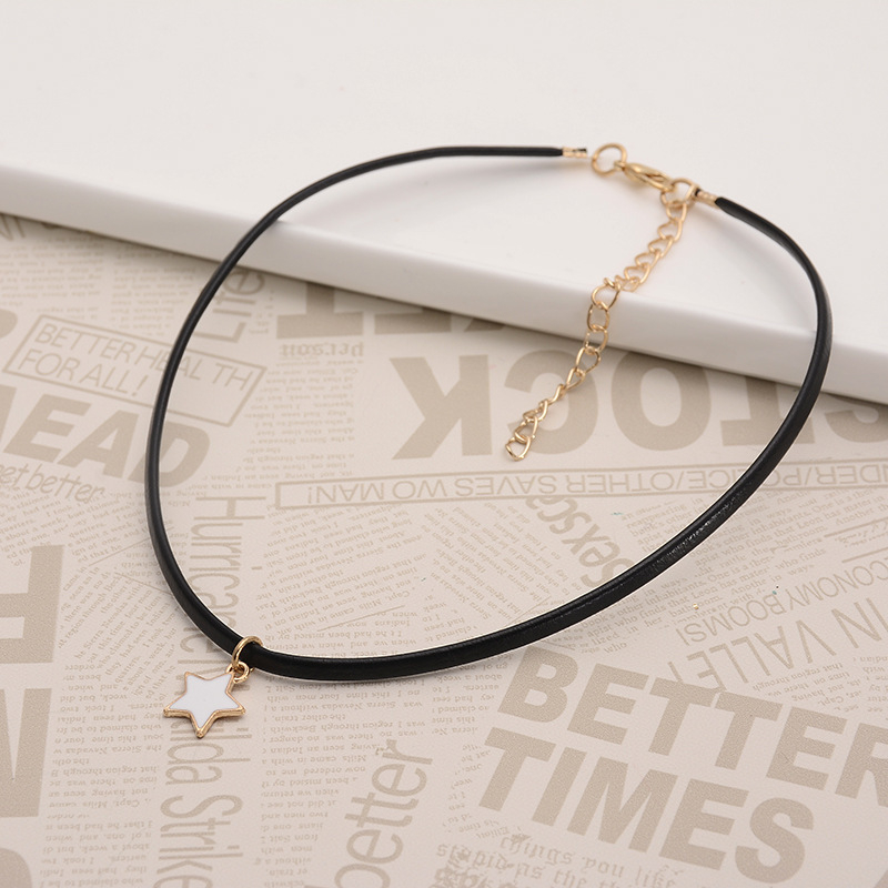 Ženski minimalistički choker ogrlica s kožnim lancem
