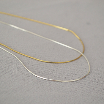 Ogrlica Miya Sophia Jewelry: bakar elektroplatirano, lanac zmijskog kostiju s geometrijskim dizajnom, 10 g