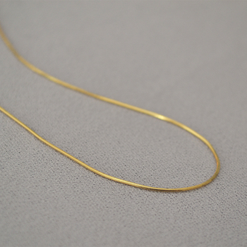 Ogrlica Miya Sophia Jewelry: bakar elektroplatirano, lanac zmijskog kostiju s geometrijskim dizajnom, 10 g
