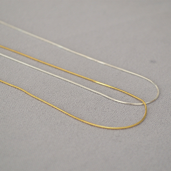 Ogrlica Miya Sophia Jewelry: bakar elektroplatirano, lanac zmijskog kostiju s geometrijskim dizajnom, 10 g